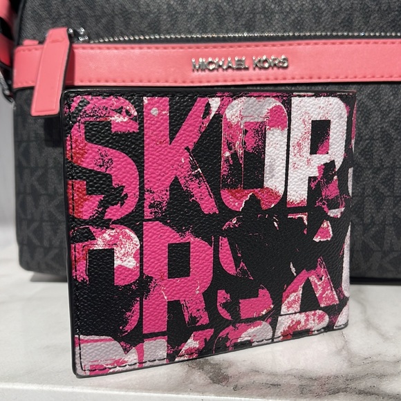 MICHAEL KORS MENS Cooper Graphic Logo Billfold Wallet 
Style# 36F2LCOF1V
CHILI - Picture 4 of 16